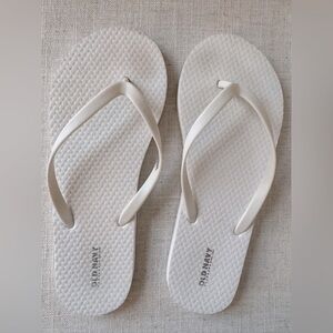 Old Navy White Flip Flops EUC Slide Sandals Beach Pool Padded Thong